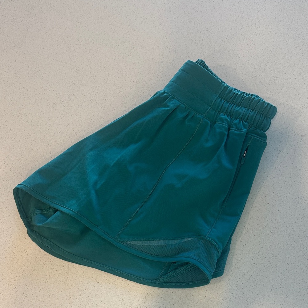 Lululemon Women’s Hotty Hot Low-Rise Lined Short 2.5”